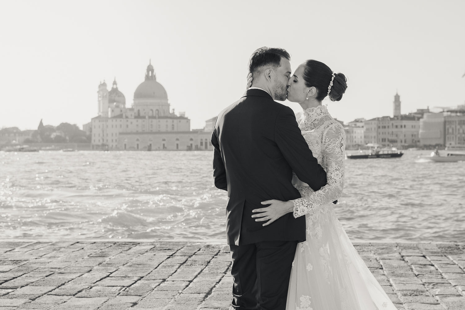 Giorgia e Francesco il Bacio da fiaba nella città lagunare