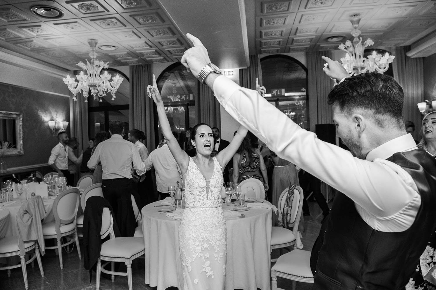 Giorgia and Francesco dance during the reception