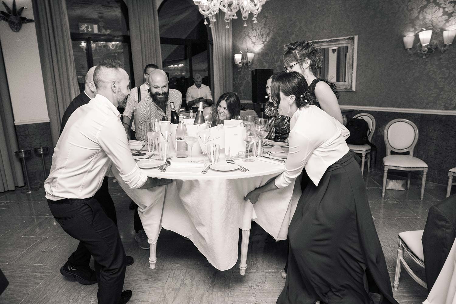 Giorgia and Francesco, friends and the reception table