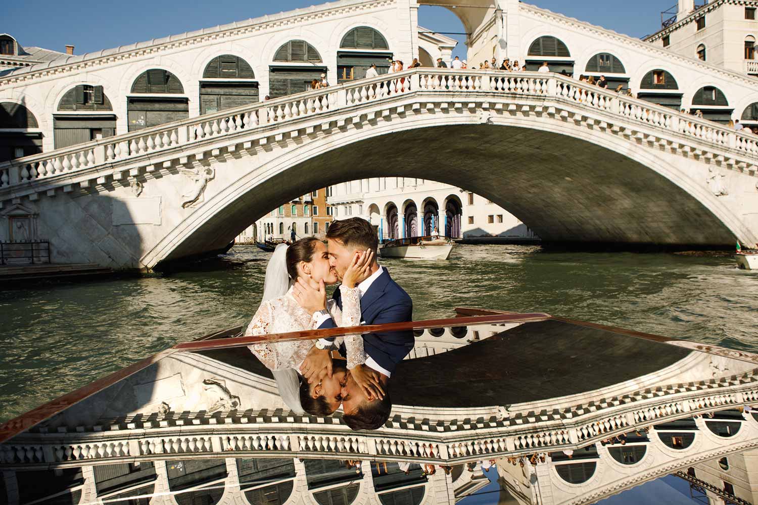 Giorgia e Francesco  e il loro matrimonio da favola in taxi acqueo