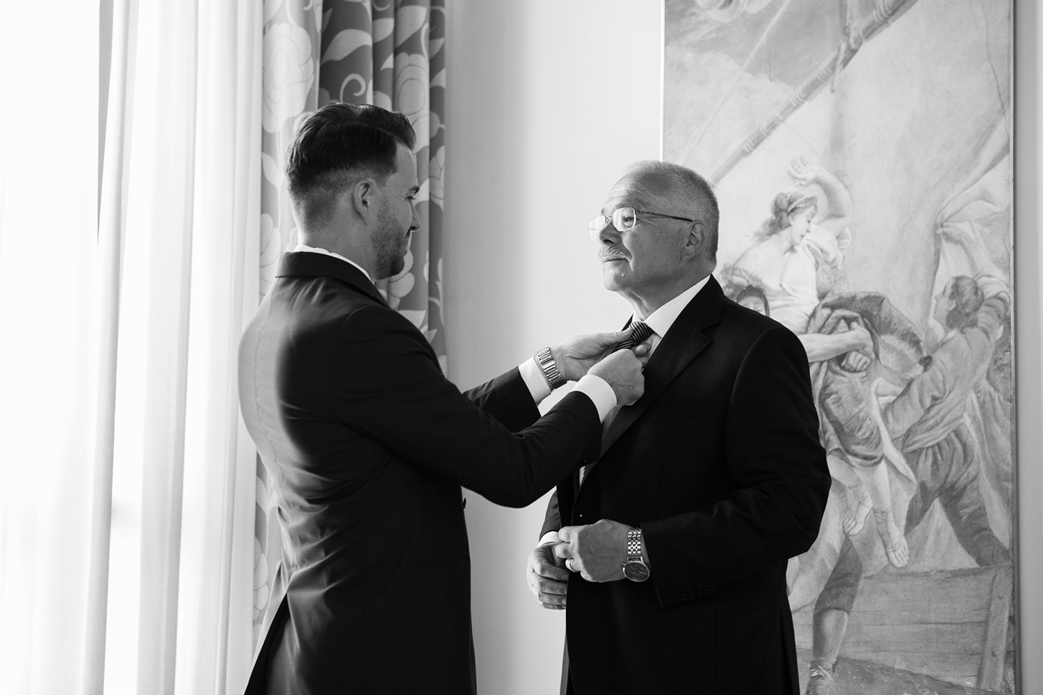Giorgia Francesco, the groom helps his father