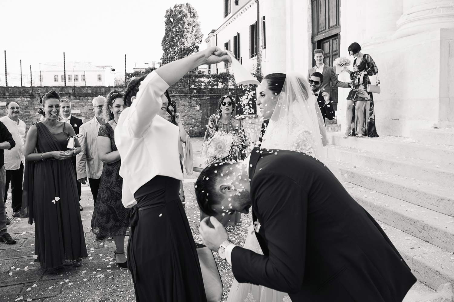 Giorgia Francesco uscita dalla chiesa con amici