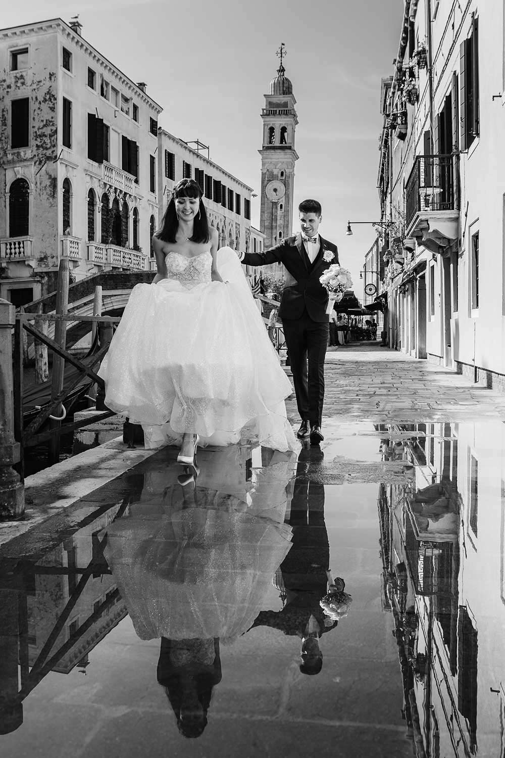 Fotografo di matrimonio a Venezia matrimonio intimo coppia verso Palazzo