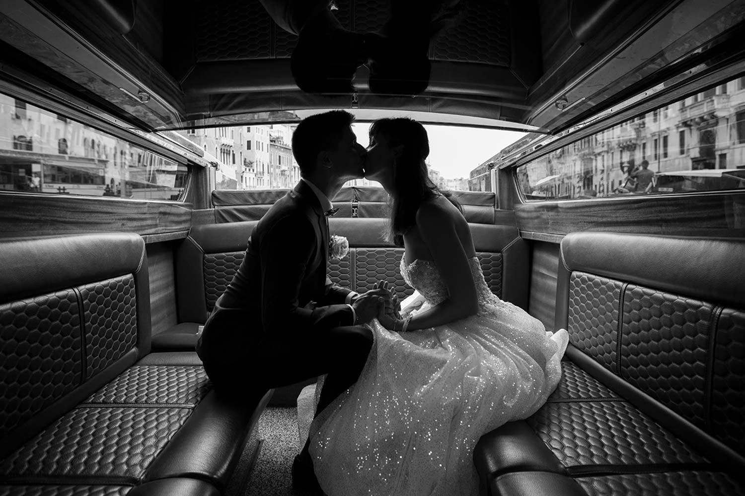 Fotografo di matrimonio a Venezia - Coppia copia in taxi