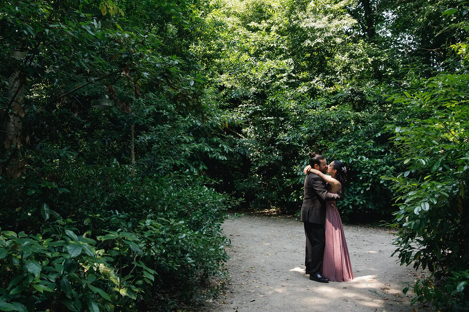 Bacio nel parco della villa