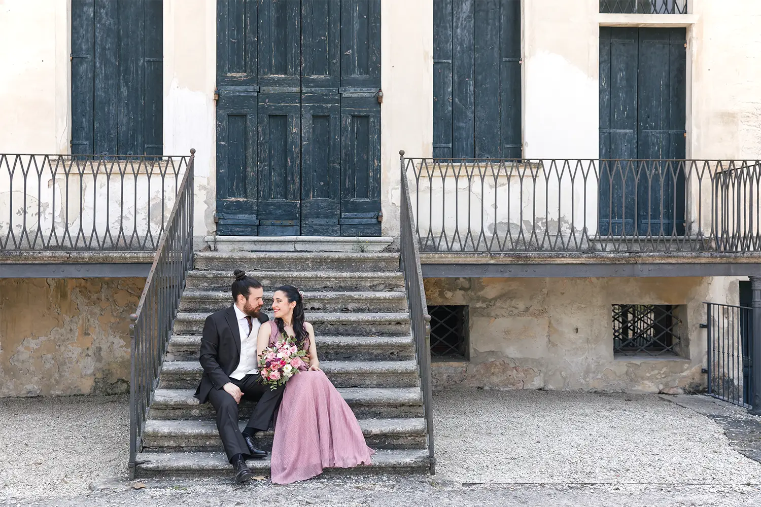 Elisa e Lorenzo sulle scale della villa