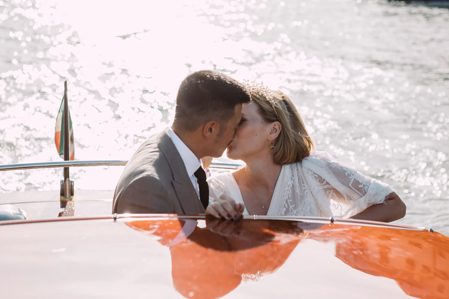 Bacio al sole durante il tragitto in taxi acqueo, Matrimonio Civile a Venezia