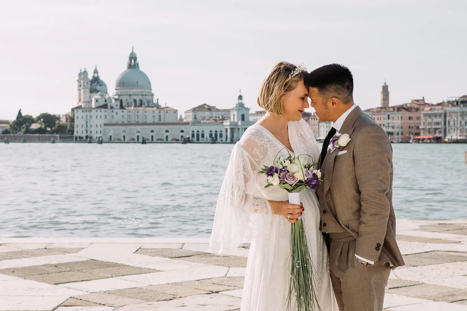 Miriam e Phong davanti a San Giorgio Maggiore dopo il Matrimonio Civile a Venezia