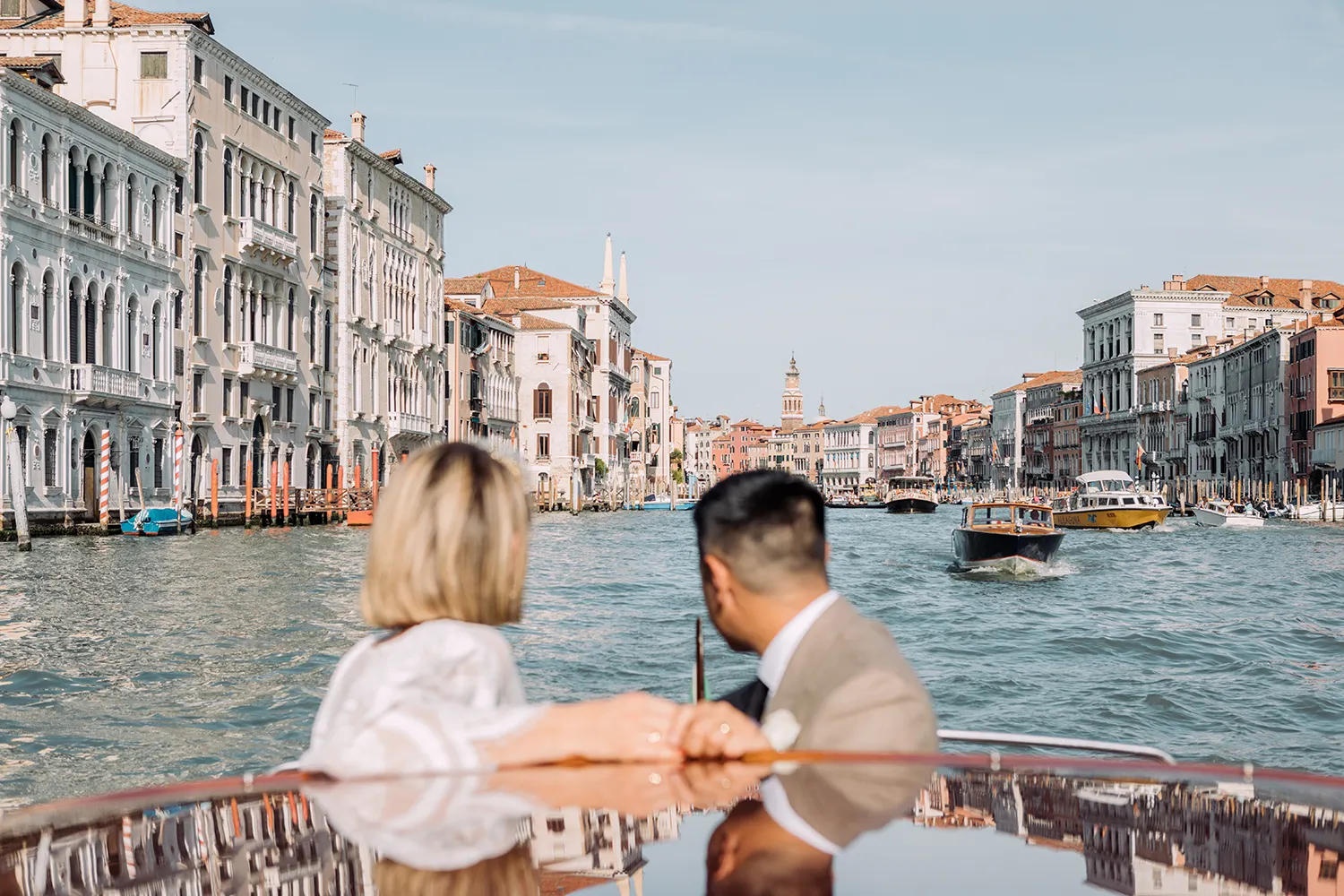 Miriam e Phong ammirano il paesaggio veneziano