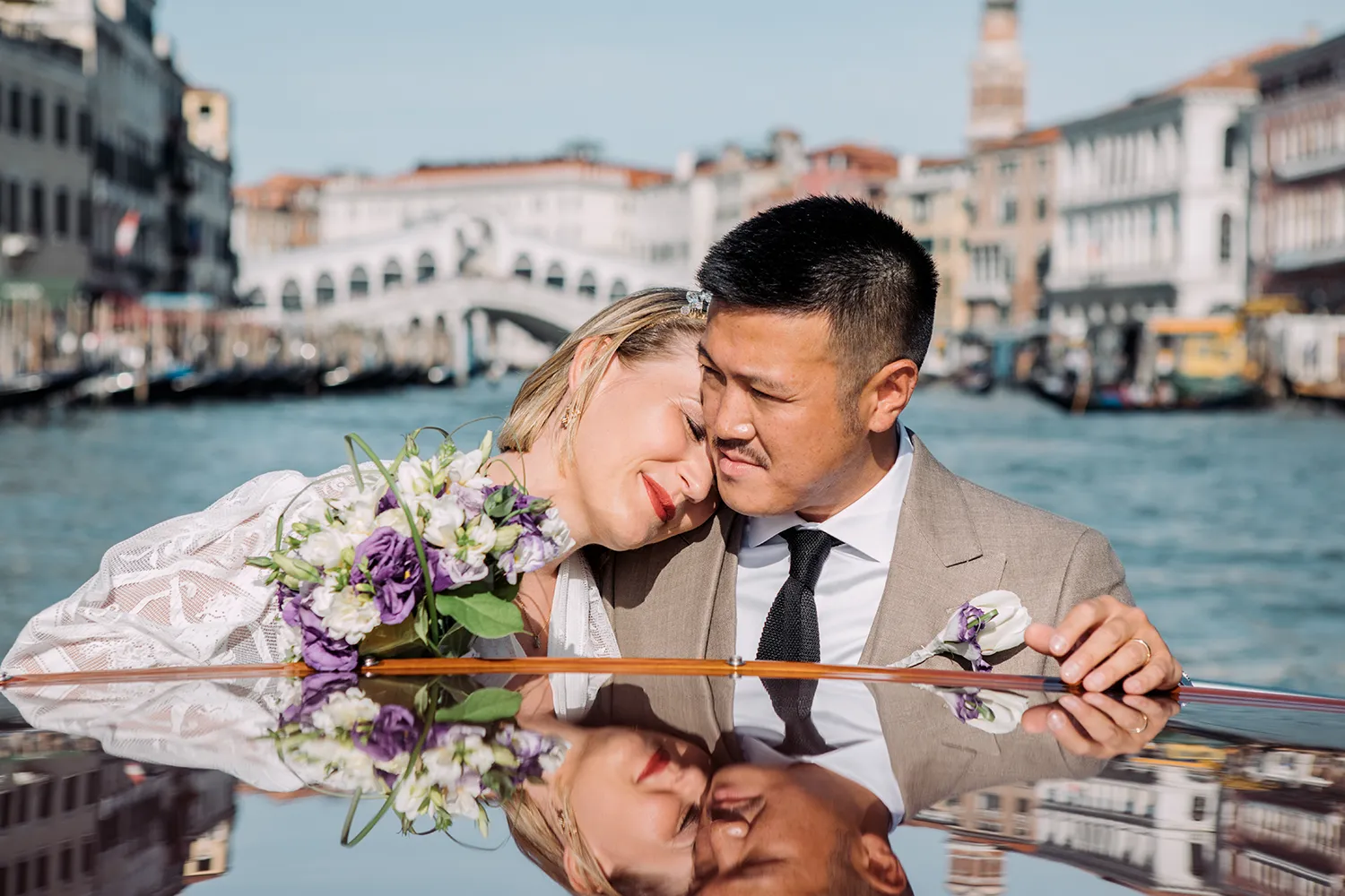 Un momento di intimità tra gli sposi