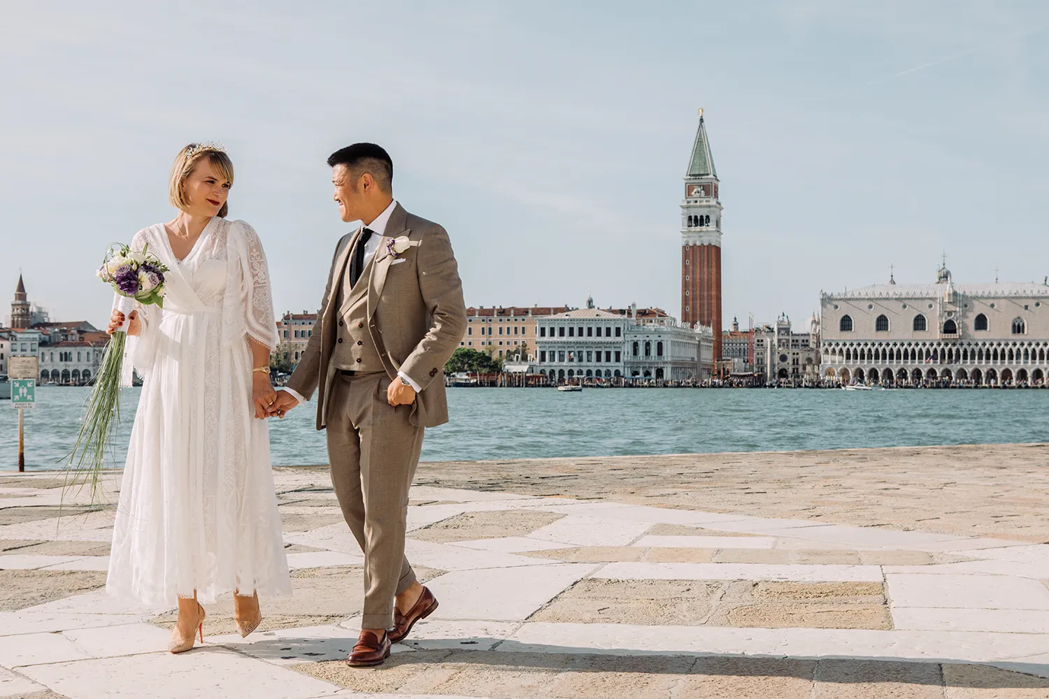 Passeggiata degli sposi lungo il Canal Grande
