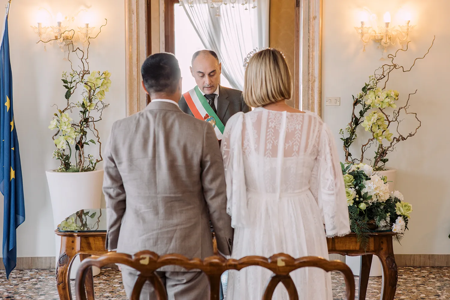 Il celebrante durante la cerimonia civile