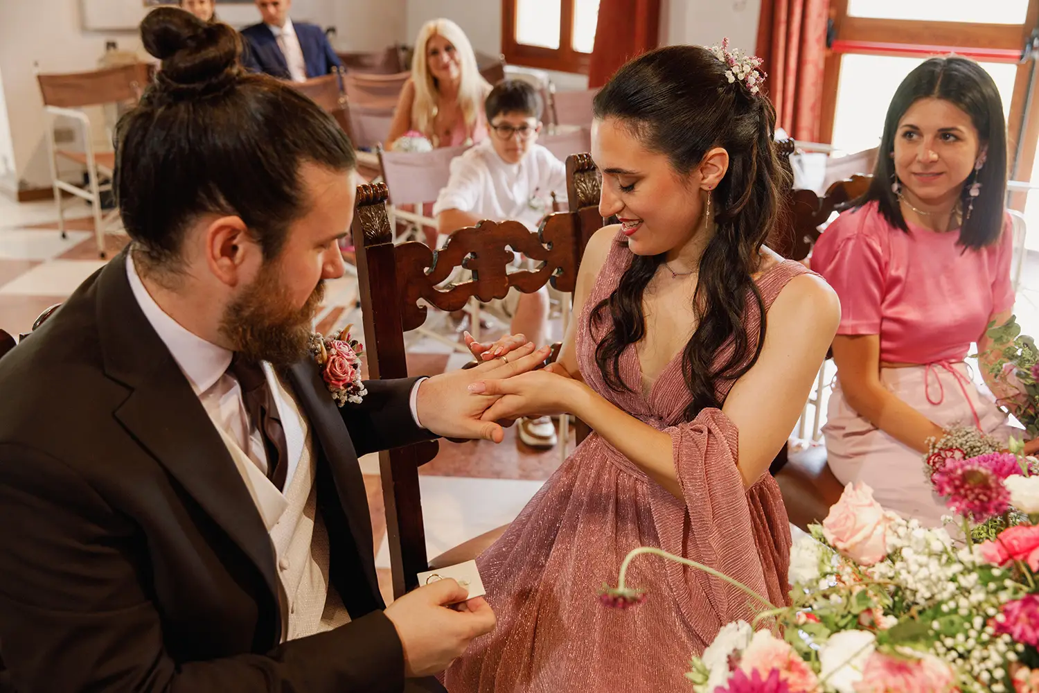 Elisa mette la fede a Lorenzo