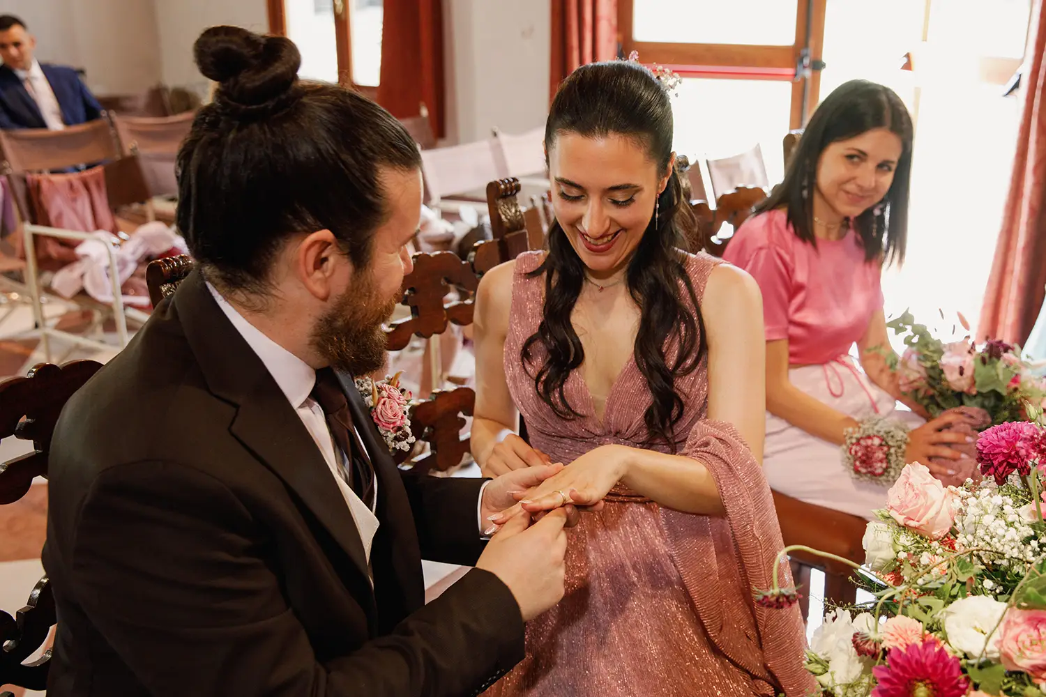 Lorenzo mette la fede a Elisa